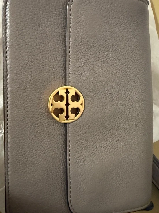 TORY BURCH CHELSEA LEATHER CROSSBODY BAG - IN GRAY HERON - Picture 7 of 10